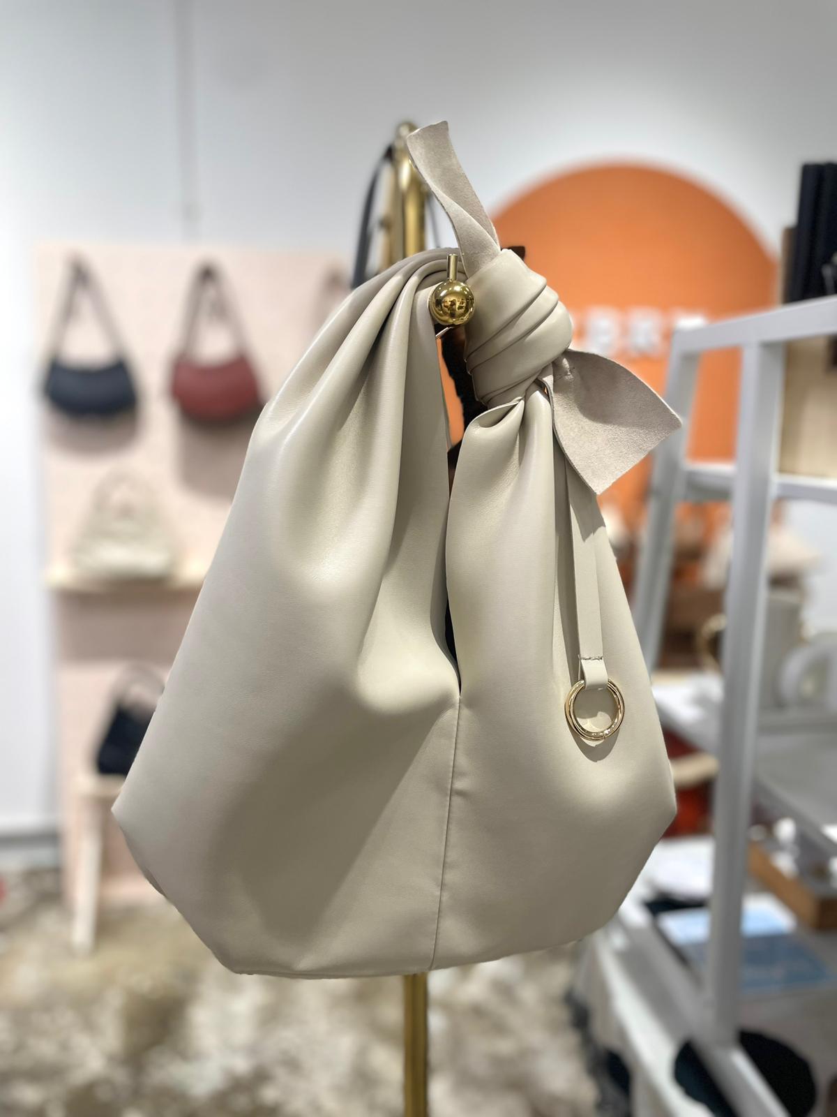 Boey 軟皮手挽/上肩袋 奶白 預購 12月20日  第二批